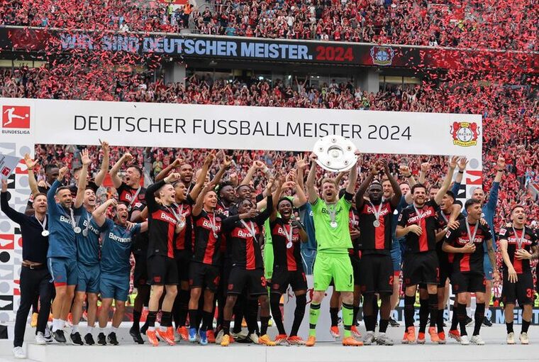 Die Mannschaft von Bayer 04 Leverkusen jubelt