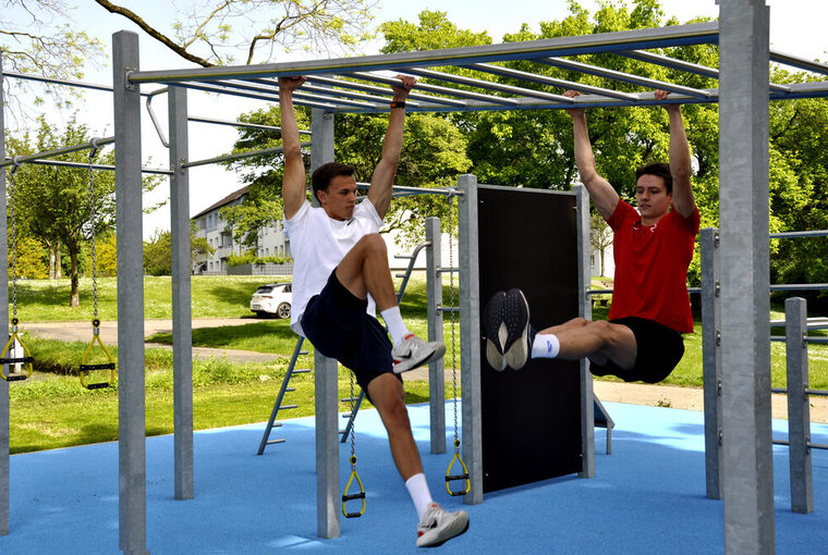 Zwei Sportler an der Calisthenics-Anlage im Aquilapark