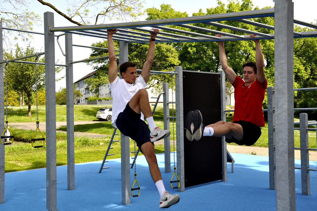 Zwei Sportler an der Calisthenics-Anlage im Aquilapark