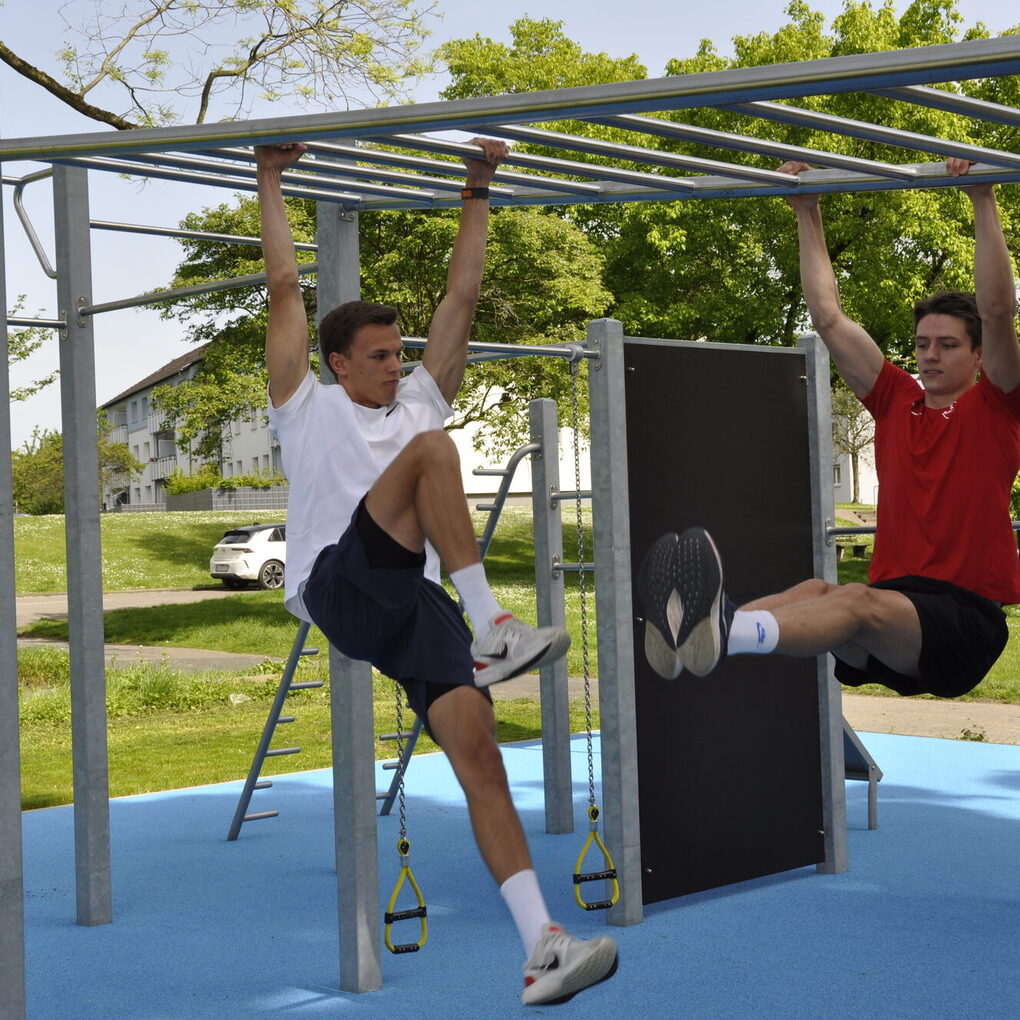 Zwei Jugendliche trainieren an Calisthenics-Anlage.