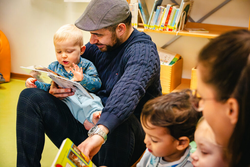 Pädagogische Fachkräfte spielen mit Kleinkindern