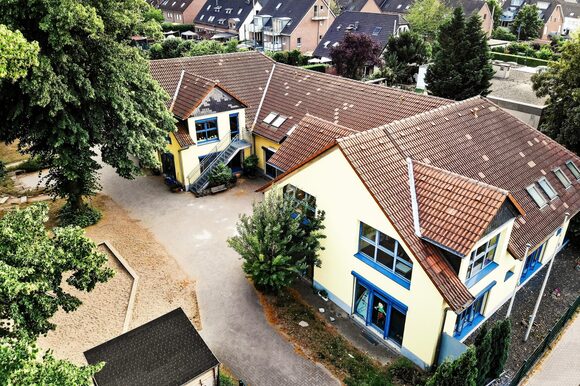 Leverkusener Kita in der Ringstraße aus der Vogelperspektive