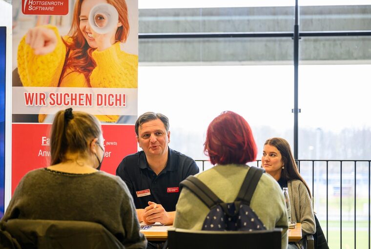 Vier Menschen sitzen beim Speed Dating der IHK