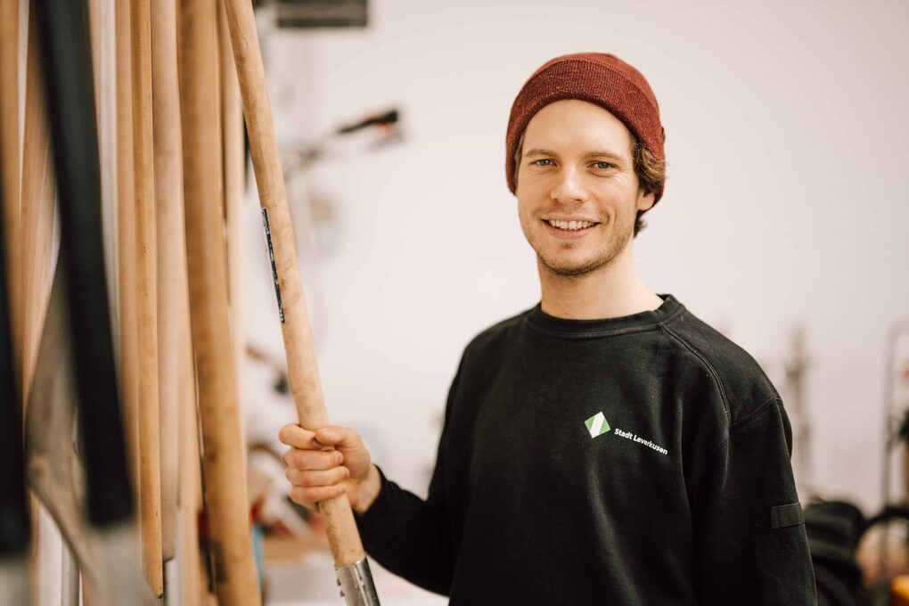 Ein junger Mann greift nach einem Werkzeug