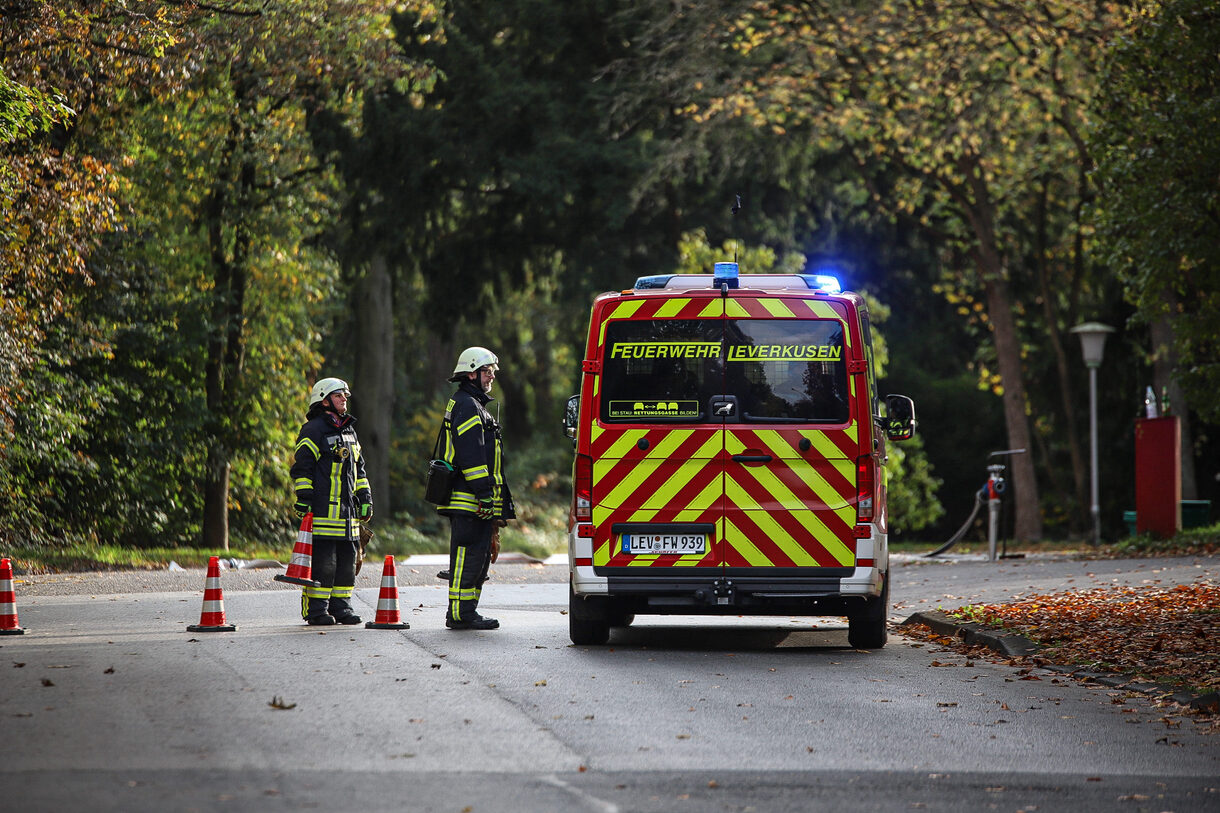 Feuerwehrleute vor Feuerwehrfahrzeug