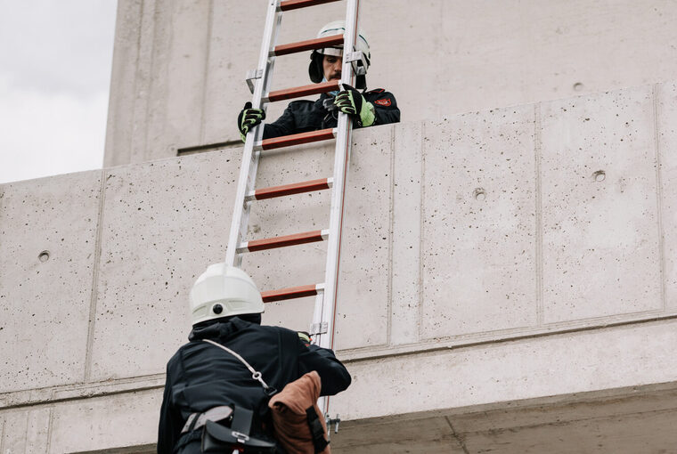 Feuerwehrmann beim Leitersteigen