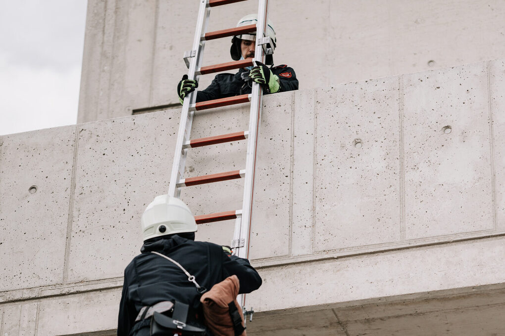 Feuerwehrmann beim Leitersteigen