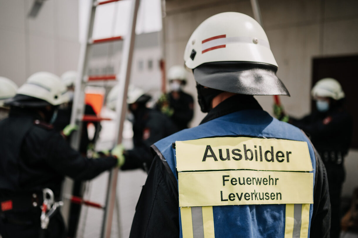 Ausbilder mit Feuerwehrhelm