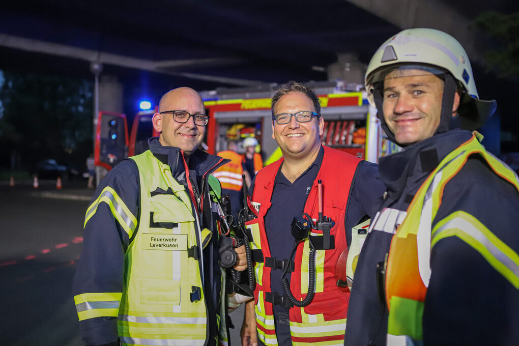 Drei Feuerwehrleute bei nächtlichem Einsatz