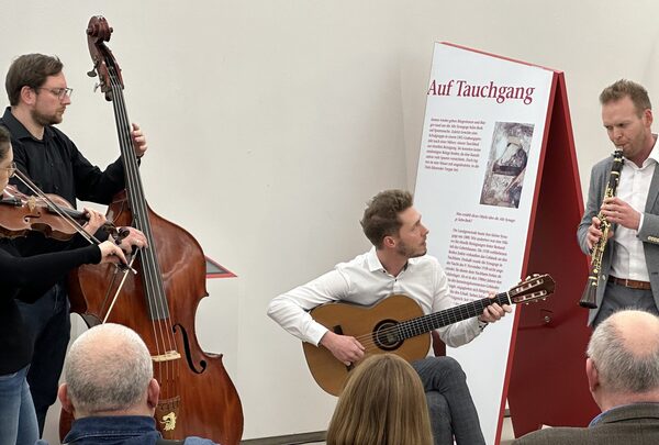 Das Klezmer-Ensemble begleitet die Ausstellungseröffnung zum Holocaust-Gedenktag 2024