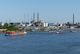 Der Chempark Leverkusen und Frachtschiffe auf dem Rhein